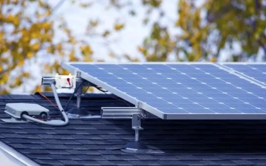 A row of solar panels sitting on top of a roof.